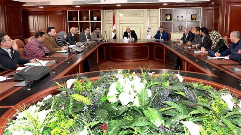 محافظ بني سويف ولجنة