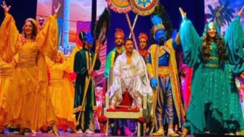 أحمد عز على خشبة