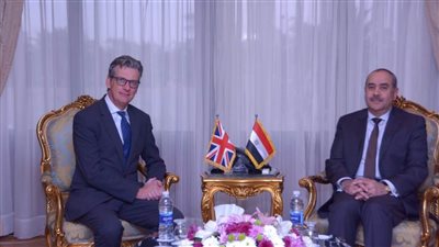 وزير الطيران المدني يستقبل سفير بريطانيا بالقاهرة