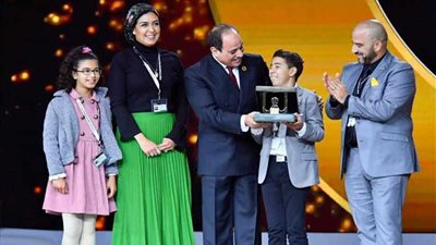 الرئيس السيسي يكرم مجموعة من الشباب في ختام المنتدي العالمي للشباب بشرم الشيخ