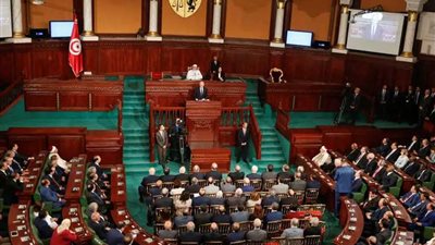 عاطلون يحاول اقتحام البرلمان التونسي و يهددون بحرق أنفسهم