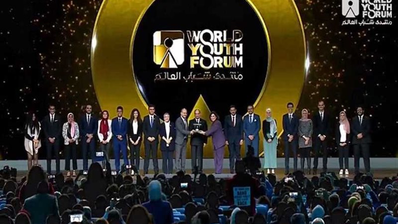 الرئيس السيسي يكرم