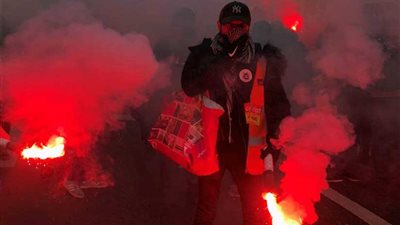 المحتجون في فرنسا يقطعون الكهرباء عن مئات آلاف المنازل والشركات