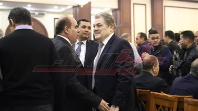 وفد من الكنيسة وشخصيات عامة يصلون عزاء الرئيس الراحل 