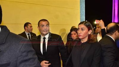 عمرو دياب ودينا الشربيني يصلان عزاء الرئيس الأسبق حسني مبارك 