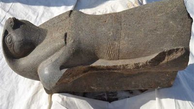 الآثار: الكشف عن جزء كبير من تمثال ضخم للإله حورس بمعبد ملايين السنين بالأقصر