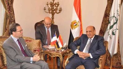 بالصور.. رئيس مجلس الدولة المصري والسفير الفرنسي يوقعان بروتوكولا للتعاون في المجالين القانوني والقضائي
