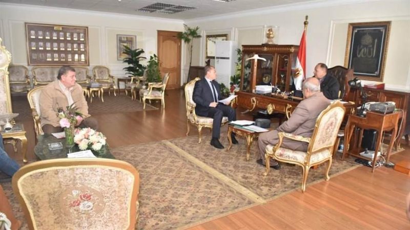 محافظ أسيوط يلتقي