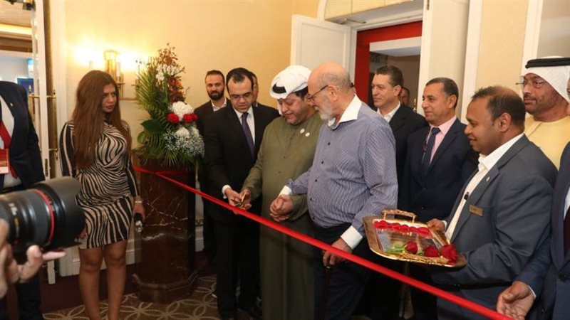 طحنون يفتتح معرض