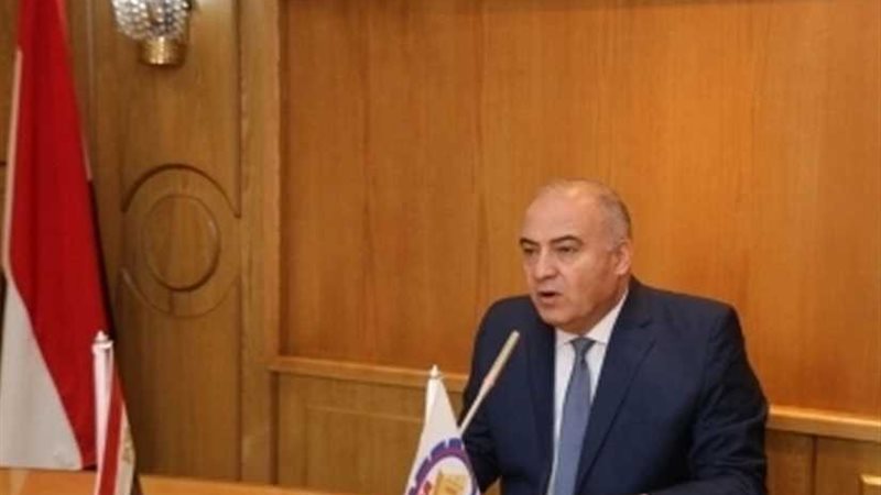 محافظ قنا يفتتح معرضا