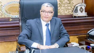 محافظ المنيا يسٌلم 68 عقد عمل لشباب الخريجين