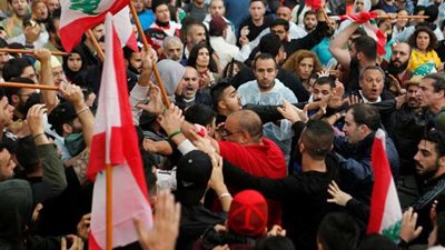 توتر وتدافع بين المتظاهرين والقوى الأمنية بوسط العاصمة اللبنانية بيروت