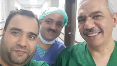 نائب رئيس جامعة الأزهر يجري ثلاث عمليات نادرة في مستشفى أرمنت التخصصي