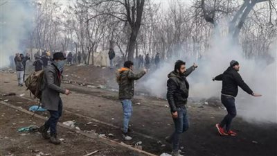 اليونان تتصدى للمهاجرين .. وتتهم تركيا بـ