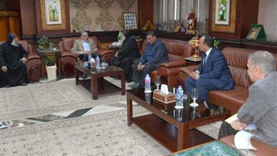 محافظ المنيا يستقبل وفد دير الأنبا صموئيل