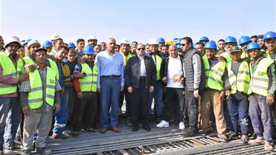 الرئيس السيسي يتفقد الأعمال الإنشائية لتطوير طرق ومحاور مصر الجديدة