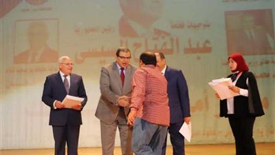 سعفان والغضبان يسلمان 556 شهادة أمان للعمالة غير المنتظمة ببورسعيد