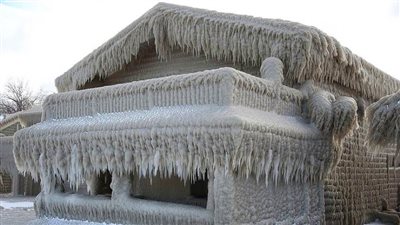 الثلوج تغطي المنازل