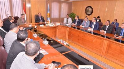 محافظ أسيوط يلتقي الشباب ويستعرض المشروعات القومية والتنموية الجاري تنفيذها