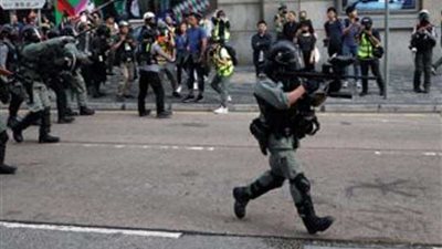 شرطة هونج كونج تطارد المحتجين في المتاجر الكبرى