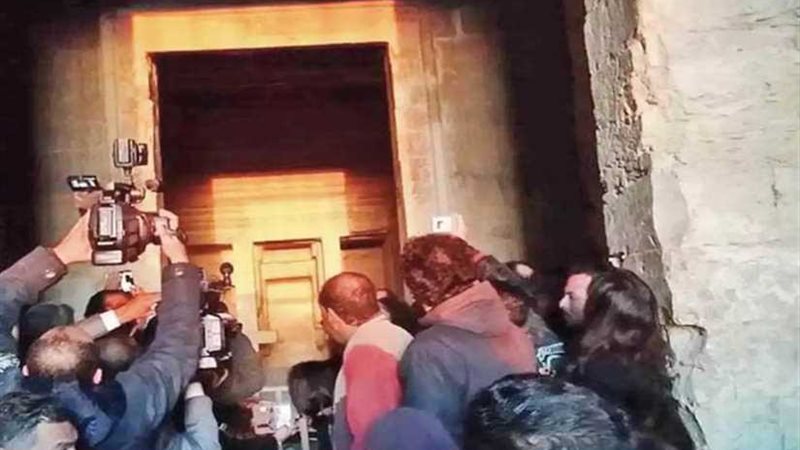 آلاف السياح يشهدون