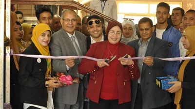 «أشغال يدوية ولوحات فنية» بمعرض طلاب «نوعية المنيا»