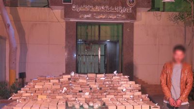 إحباط تهريب 1186 طربة حشيش داخل مخبأ سري بسيارة