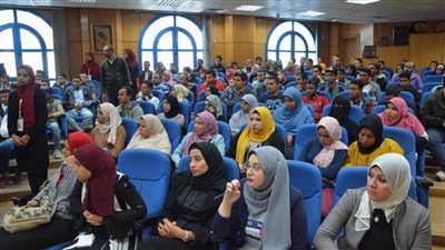  محافظ المنيا يحاور أعضاء برلمان الشباب ويستمع لمقترحاتهم وآرائهم