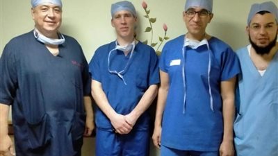 جراح إنجليزي يقود فريق طبي لإجراء جراحات المريء بـ