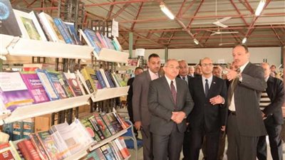 رئيس جامعة أسيوط يفتتح معرض الأهرام للكتاب بالجامعة