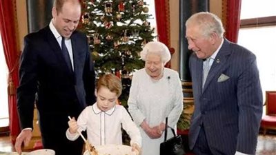 أعز الولد.. الملكة إليزابيث تصنع مع حفيدها كعك عيد الميلاد