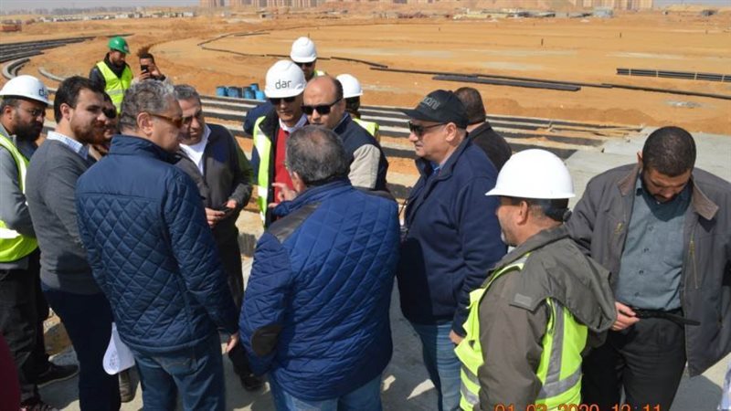 عباس خلال تفقده الاعمال