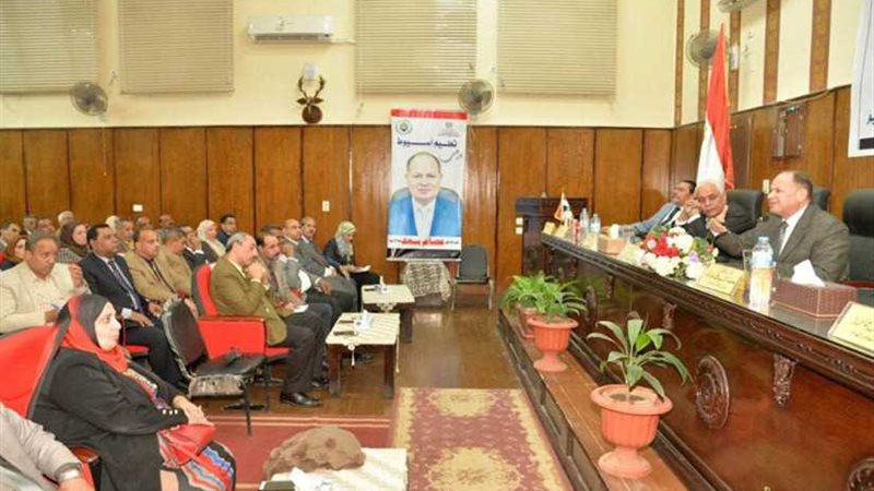 محافظ أسيوط يناقش