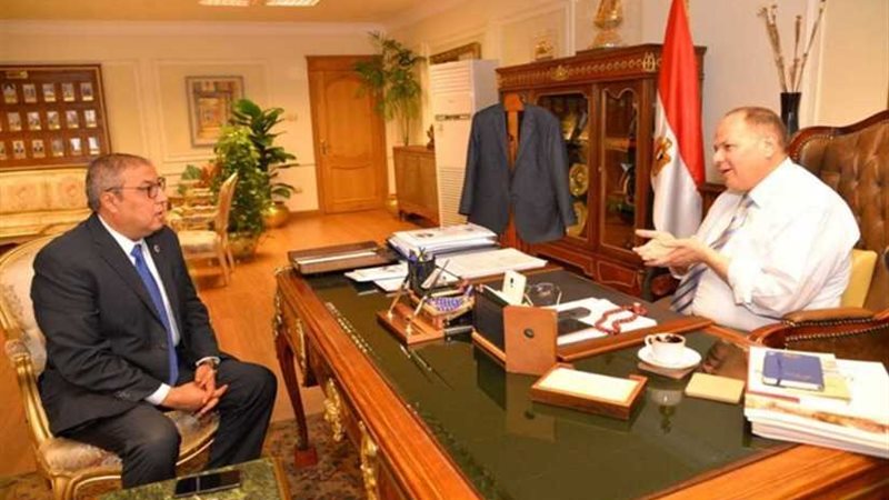 محافظ أسيوط يناقش