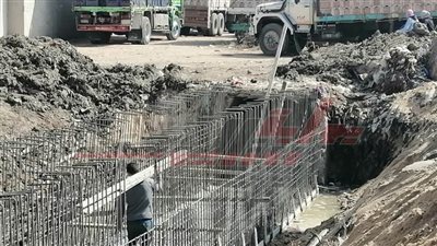 بدء أعمال تغطية ترعة النجيلة بكوم حمادة