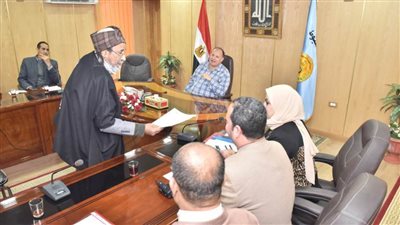 محافظ أسيوط يلتقي المواطنين ويشدد على العمل الميداني للمسؤولين