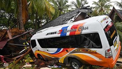 عاجل.. مصرع 24 وإصابة 13 في سقوط حافلة بإندونيسيا