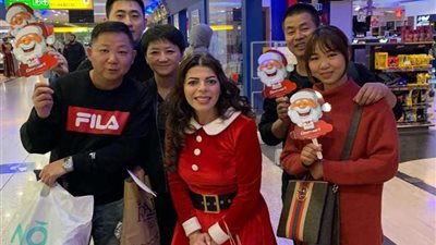 مصر للطيران توزع هدايا عيد الميلاد على المسافرين بالمطارات 