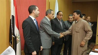 تسليم 12 عقد تقنين أراضٍ بـ