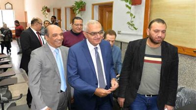 رئيس جامعة المنصورة يتفقد امتحانات 