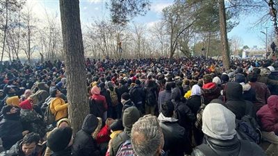 اليونان تتهم تركيا بإجبار المهاجرين على العبور إلى أراضيها