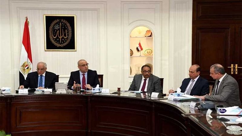 وزير الإسكان ومحافظ