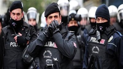 تركيا تعتقل صحفيا كشف عودة جثمان ضابط مخابرات من ليبيا