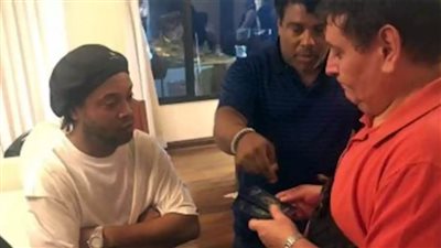 القبض على رونالدينيو في باراجواي بتهمة التزوير 