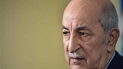 الرئيس الجزائري يلقي النظرة الأخيرة على جثمان الفريق قايد صالح