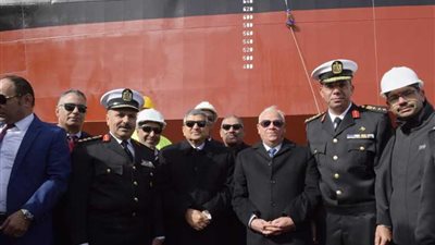 الفريق أسامة ربيع يشهد تدشين قاطرة