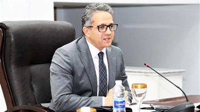 وزير السياحة والآثار يجتمع مع المعاونين والقيادات الشابة بالوزارة