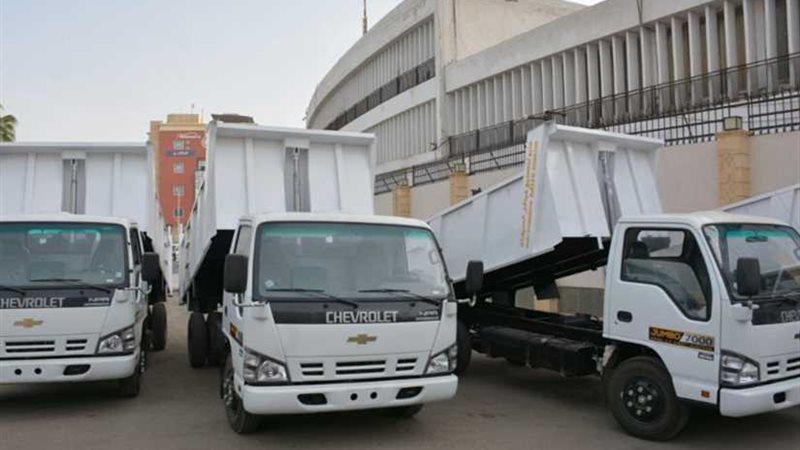 تسليم ٤ سيارات نظافة