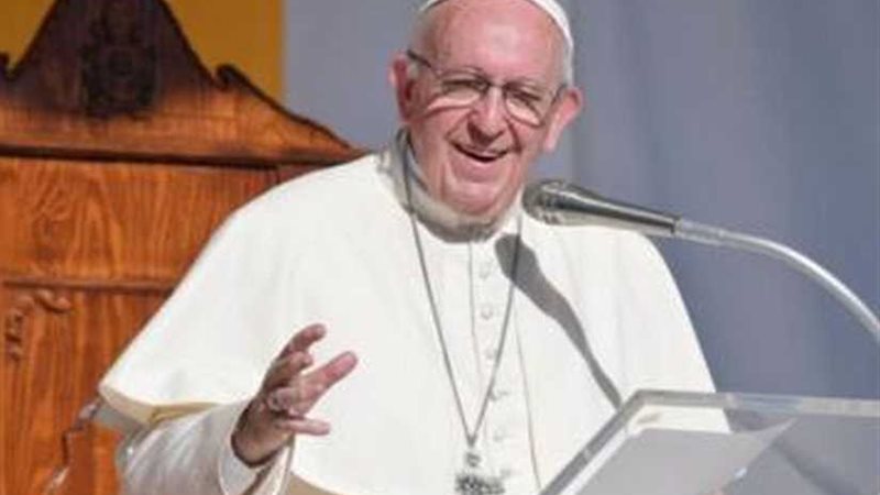 البابا فرنسيس يصلي