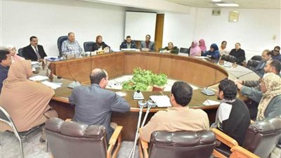 محافظ أسيوط يلتقي عددا من المواطنين وذوي الاحتياجات الخاصة للاستماع لمطالبهم